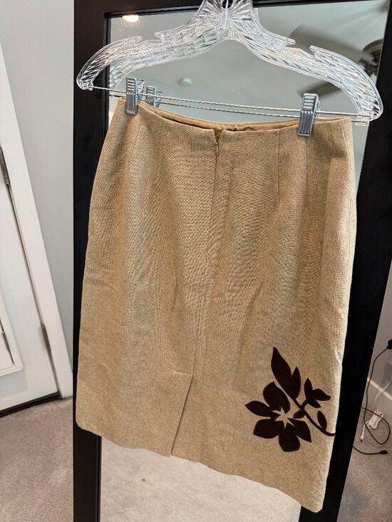 Size 2 tan Ann Taylor Loft pencil skirt with brown embroidered detail - Picture 2 of 5